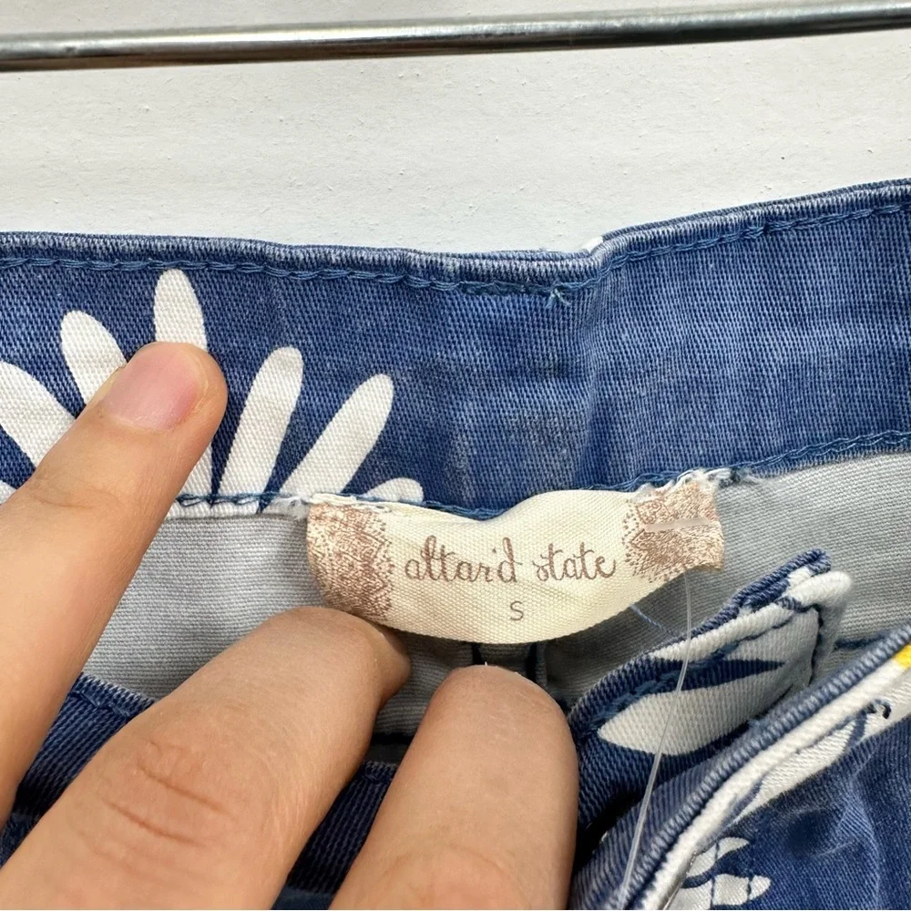 ⛔️SOLD⛔️Altar'd State High Rise Ultra Flare 70's Inspired Daisy Print Blue Jeans - Picture 11 of 11